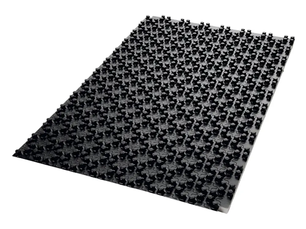 Schwarze Noppenplatte von TECE mit strukturiertem Muster, geeignet für verschiedene Anwendungen, auf einem weißen Hintergrund dargestellt.